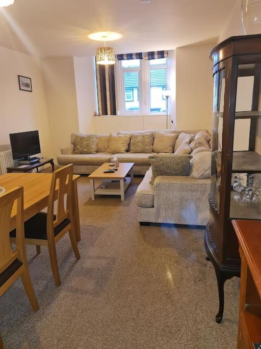 Comfortable 2 Bed Townhouse. Near To Amenities. Apartman Beith Kültér fotó