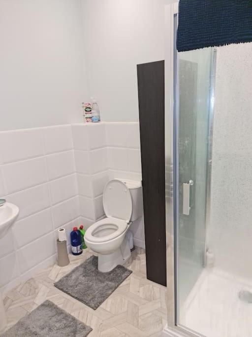 Comfortable 2 Bed Townhouse. Near To Amenities. Apartman Beith Kültér fotó