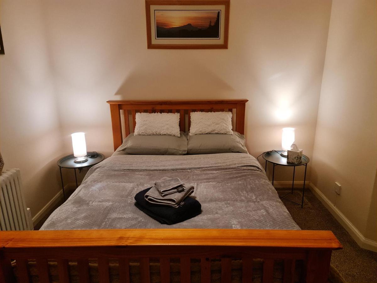 Comfortable 2 Bed Townhouse. Near To Amenities. Apartman Beith Kültér fotó
