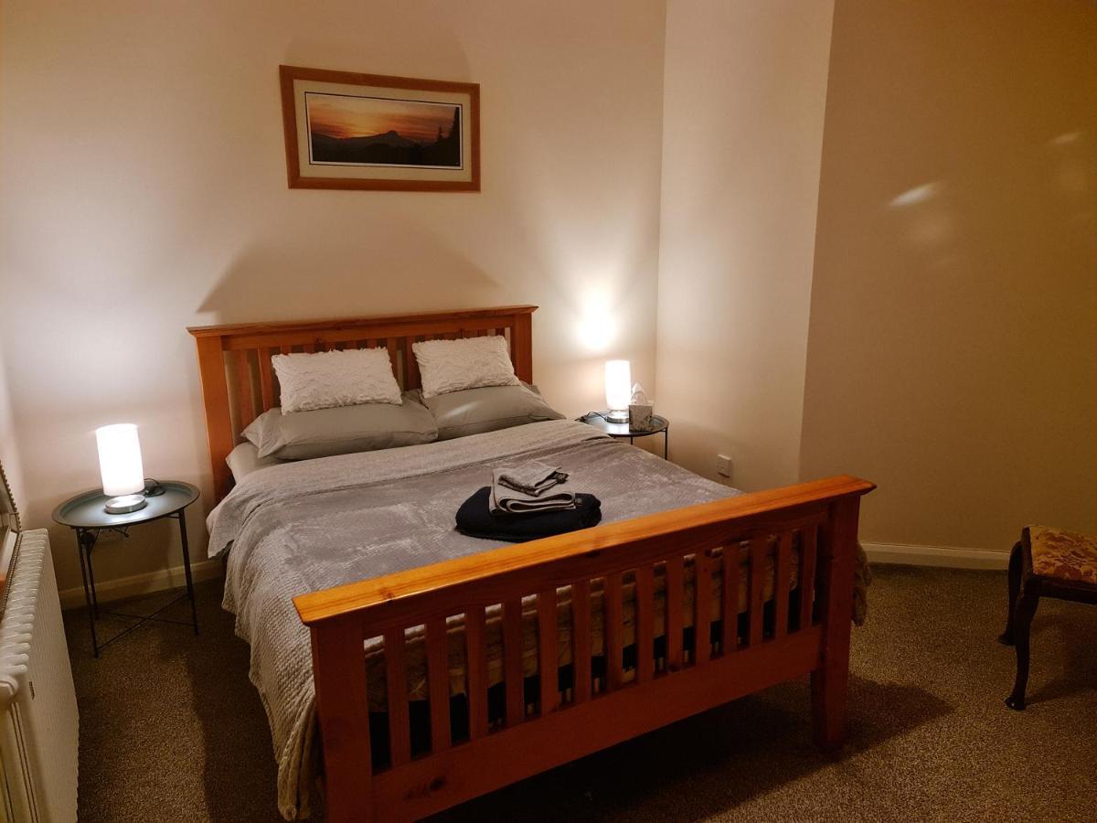 Comfortable 2 Bed Townhouse. Near To Amenities. Apartman Beith Kültér fotó